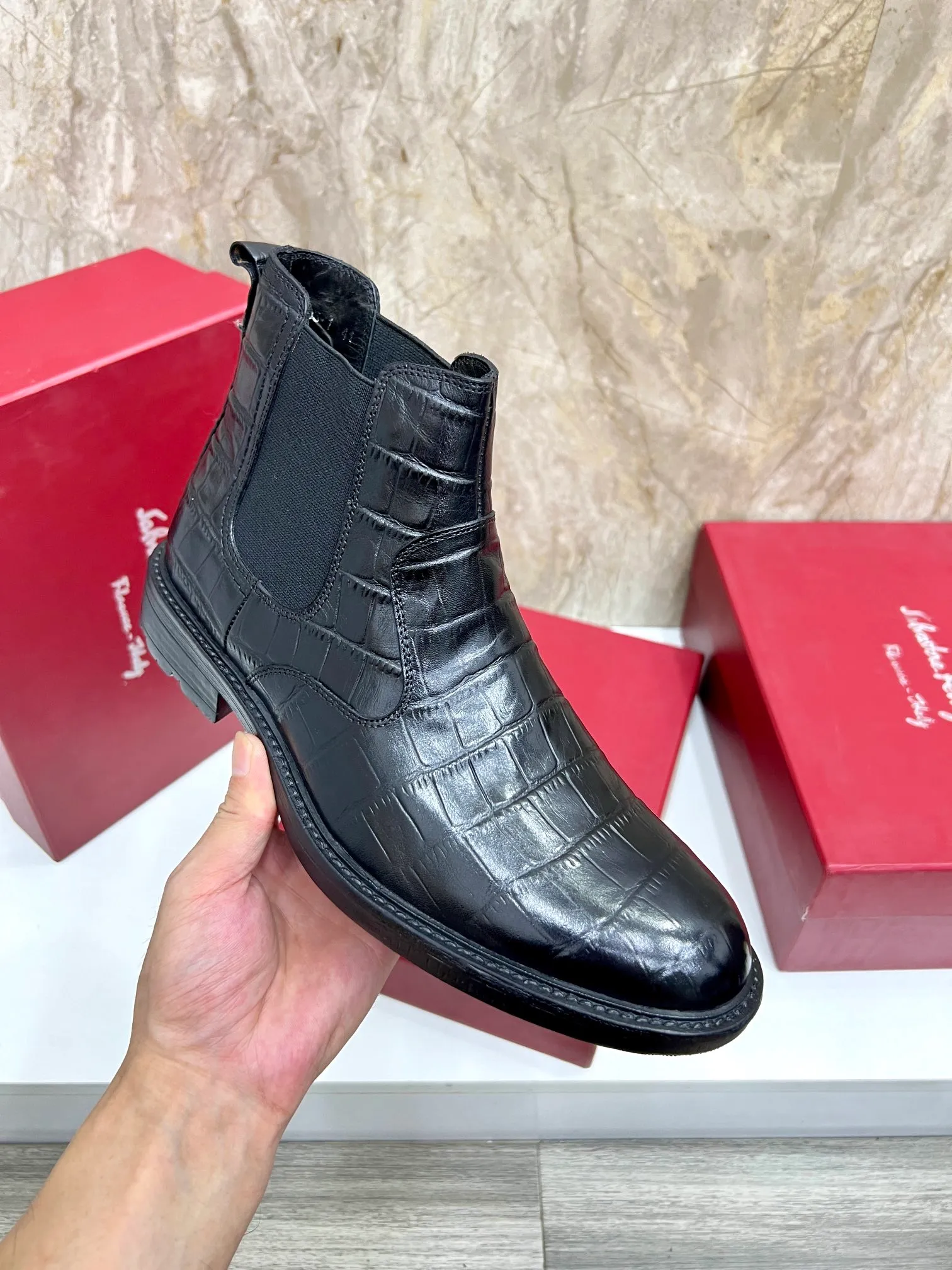 Original order quality: Men's shoes 💰700 Brand: Ferragamo (Ferragamo) One size larger: Men's size 38-44 (45 customized) Grade: Same style as the official website High-end men's shoes Material: Original cowhide, cowhide lining, original outsole Style category: Chelsea men's boots Fashion trend Color: Actual picture